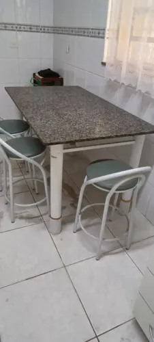 Mesa com 4 cadeiras tampo em granito
