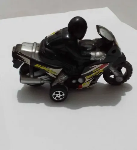 Miniatura de moto com piloto de plastico resistente 