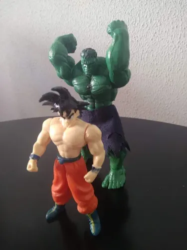 Hulk e Goku - Action Figures figuras usadas 