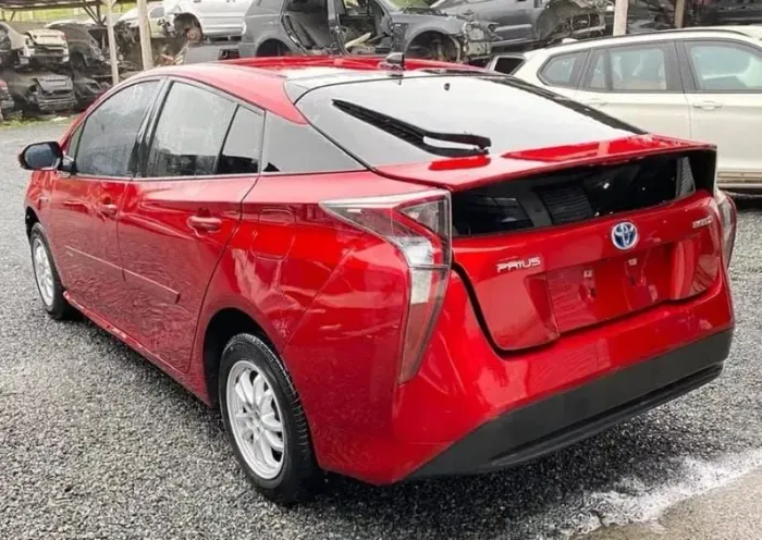 Toyota Prius 1.8 híbrido (sucata para retirada de peças)