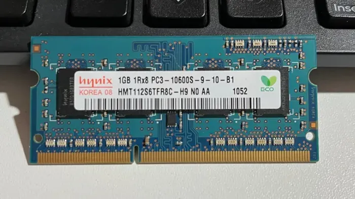 2 pentes de memória Hynix 1GB, DDR3, PC3-10600S
