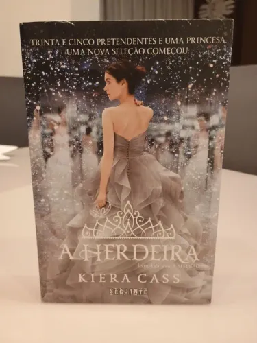 Livro: A Herdeira. Autora: Kiera Cass