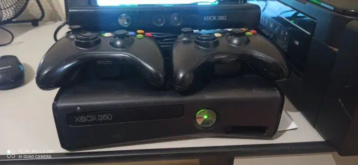 Xbox 360 com 2 controles e Kinect 