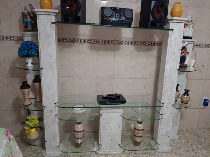 Rack de vidro com colunas de mármore e mesa de centro 