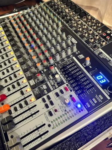 Mesa Behringer Xenyx X1832 USB Revisada e com flight case profissional