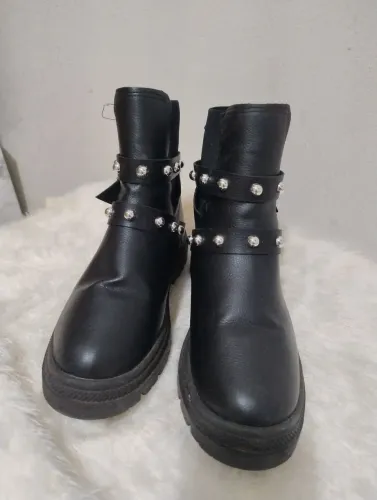 Bota Feminina Preta com Detalhes em Strass