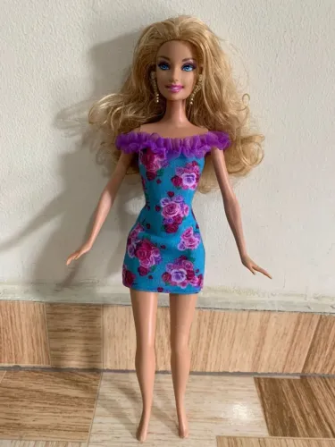 Boneca Barbie estrela de cinema com vestido florido