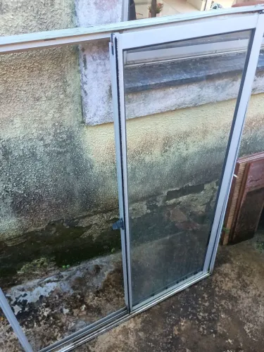 Janela de correr em alumínio com vidro
