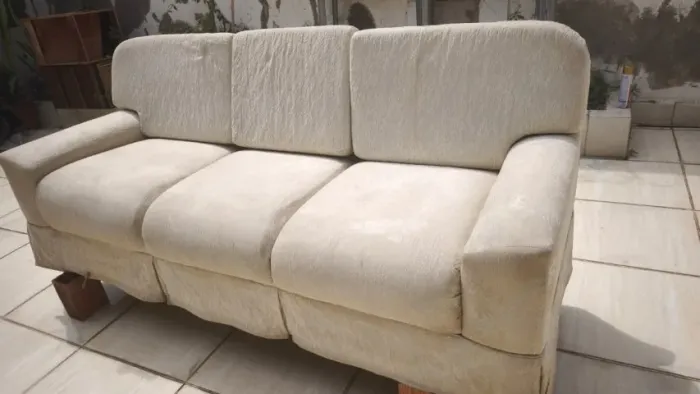 Vende-se um sofa de Tecido Jacquard  Creme