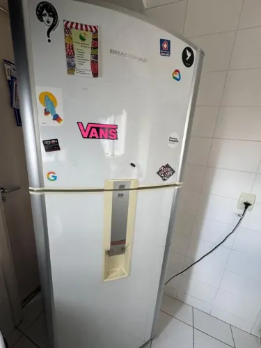 Geladeira Brastemp com água na porta