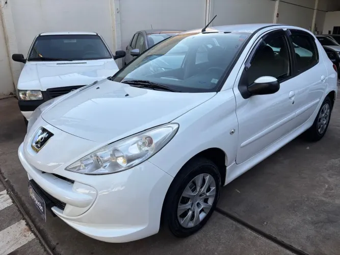 Pegeout 207 1.4 XR 2013 Completo 