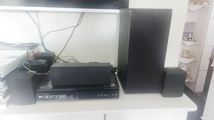 Home Theater da LG modelo 3D Blu-Ray com 70 DVDS originais
