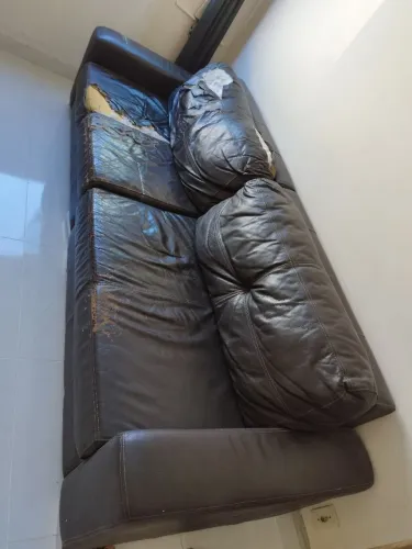 Sofá de couro marrom usado