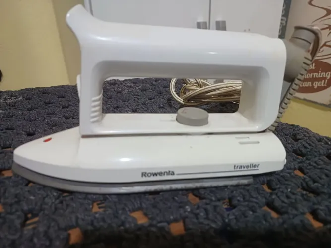 Ferro de Passar Roupa Rowenta Traveller usado em excelente estado.
