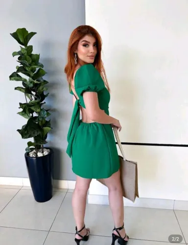 Macaquinho sofia verde com detalhe nas costas short por baixo da saia