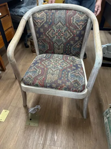 Cadeira de madeira com tecido estampado