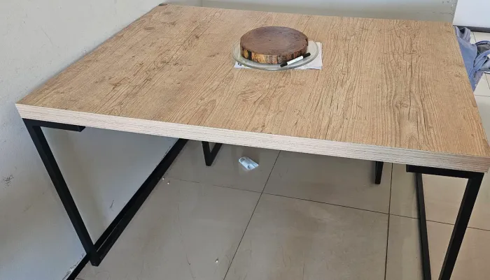 Vendo conjunto Mesa e Banco Etna