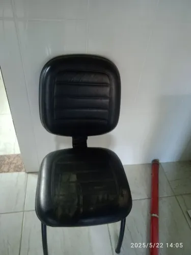 Cadeira preta com encosto