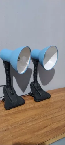 Duas luminárias de mesa azuis