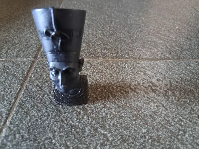 Réplica em miniatura de resina do busto de Nefertite. Ícone da beleza feminina egípcia.
