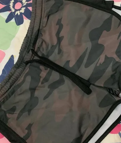 Short moletom estampa militar 