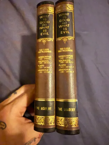 Livro falso para guardar objetos particulares.