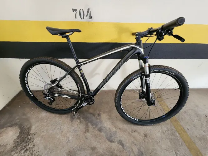  Bicicleta Specialized Stumpjumper Comp aro 29 de carbono suspensão preparada especial.