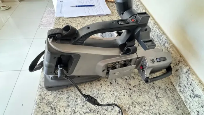 FILMADORA PANASONIC AG-DVC7 (PARA SER RESTAURADA OU APROVEITAR PEÇAS)  