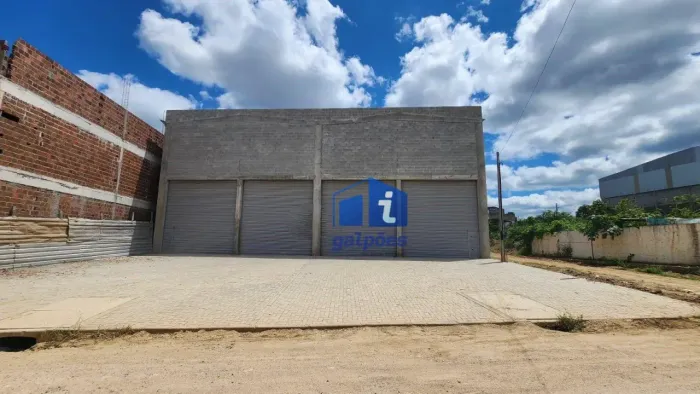 Galpão com 850 m² à 150 metros da Av. Henrique de Holanda em Vitória do Santo Antão - PE