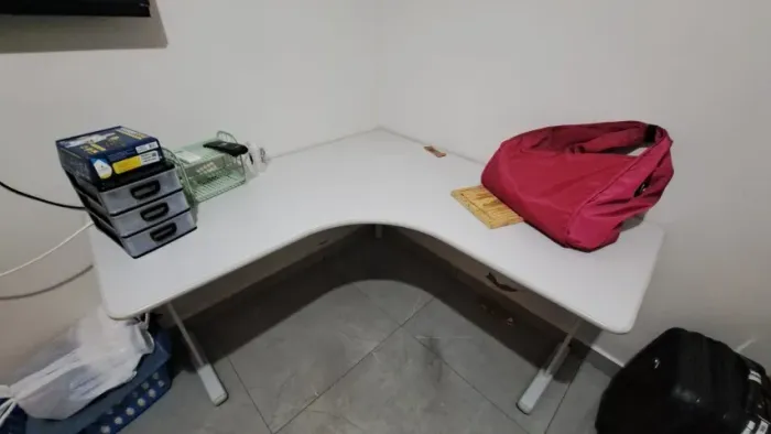 Mesa de escritório com formato em L