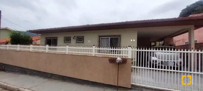 Casa térrea à venda no Rio Tavares.
