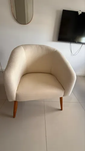 Poltrona Suede Bege Pés Palito