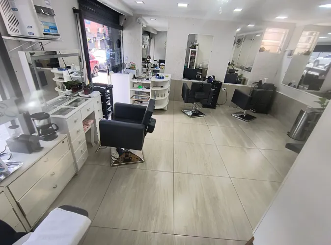 Precisa-se manicure (com experiência)