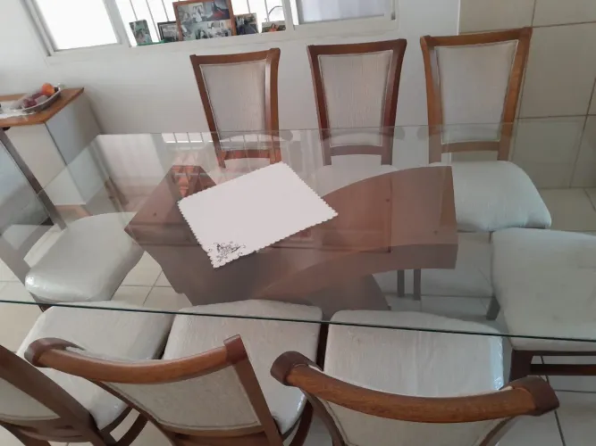Mesa de jantar com 08 cadeiras tudo em excelente estado