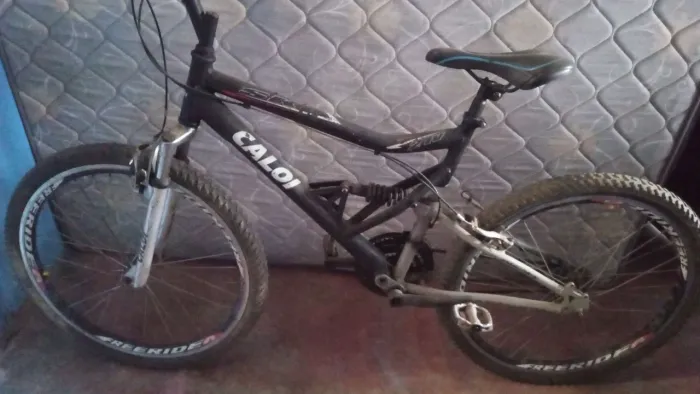 Vendo uma bicicleta de corrida marca Kaloi preço 800 em perfeito estado de conservação 
