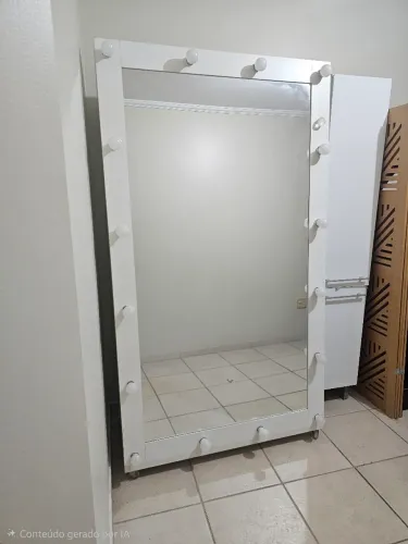 Espelho camarim, luz led e com rodinhas.
