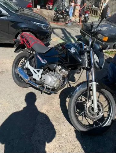 Vendo motocicleta recém revisada .