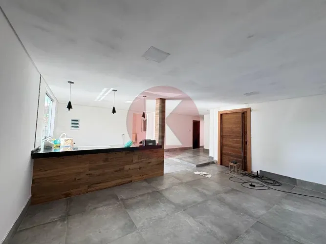 Casa espaçosa com 3 quartos, quintal e excelente localização!