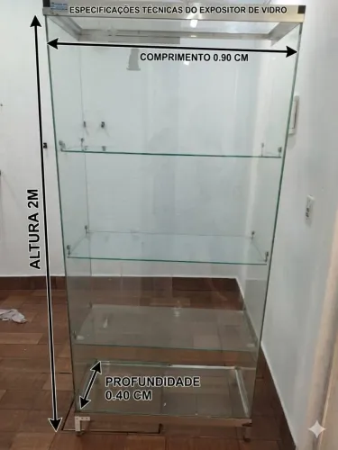 Vitrine de vidro, com prateleiras , ótimo para porta de comércio 