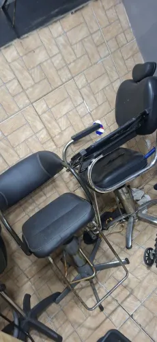Vende-se caira de barbeiro, tenho duas cadeiras e um lavatório.