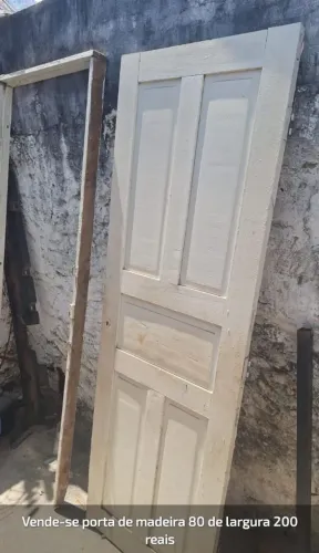 Vendo porta de madeira, retirada recentemente. Completa, no ponto de instalar