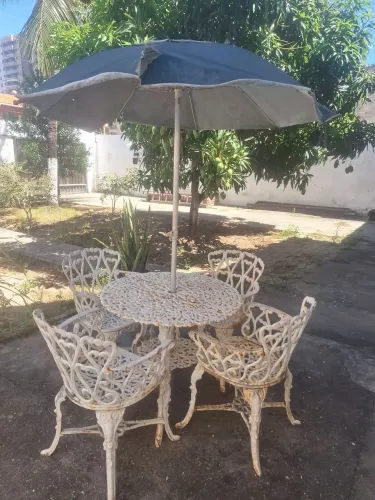 Conjunto de Jardim em Ferro Fundido Trabalhado (Mesa + 4 Cadeiras)