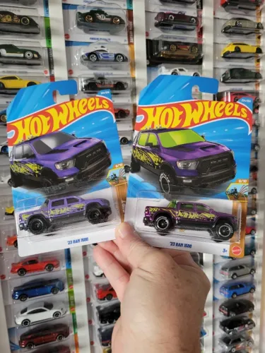 Dupla 23 Ram 1500 Versão Normal e Super T Hunt Hot Wheels.