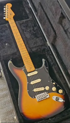 Guitarra Fender American Deluxe 