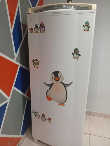 Vendo geladeira usada gelando muito bem 400,00 
