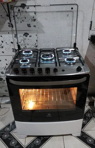 Excelente fogão Electrolux top automático com tripla chama automático com prateleira