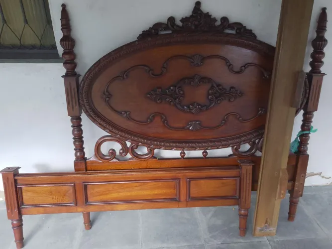 Vendo cama Vintage madeira nobre