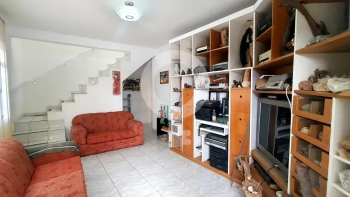 Casa Mobiliada 240m2 3 suítes, 2 salas, 3 vagas em um terreno de 2.460m2
