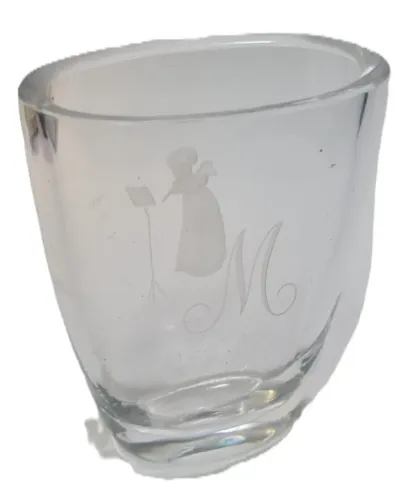 Vaso de cristal jateado com um design que apresenta uma figura possivelmente uma criança o