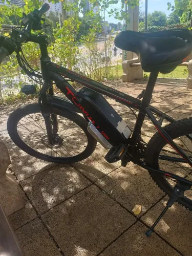 Bicicleta eletrica tomate bateria100% faz até 40 Km com uma carga.